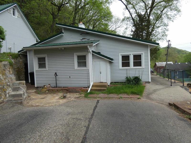 426 Bench St Lynxville, WI 54626
