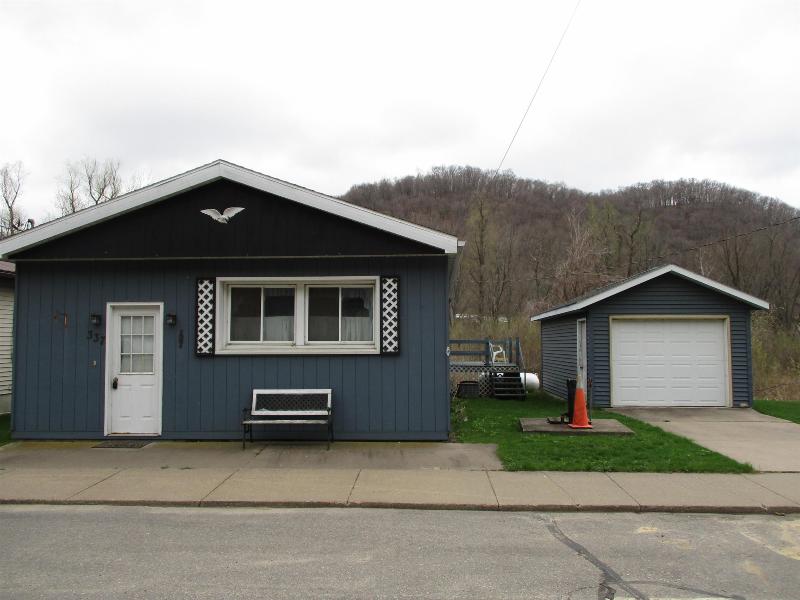 337 Spring St Lynxville, WI 54626-0000