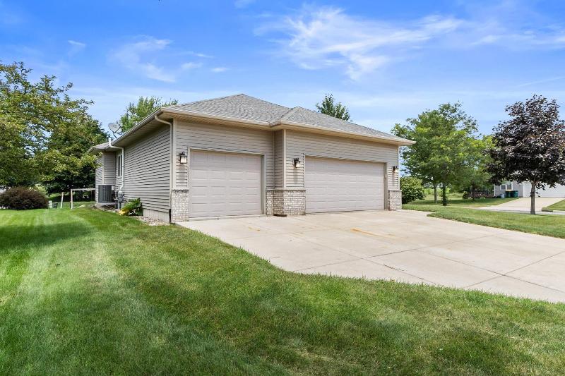 215 E Northlawn Dr Cottage Grove, WI 53527