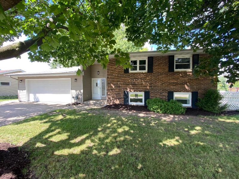 221 Rosewood Dr Janesville, WI 53548