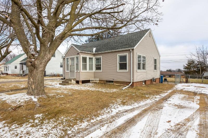 260 N Center St Dickeyville, WI 53808