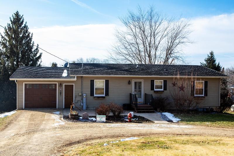 11709 County Road Vv Cassville, WI 53806